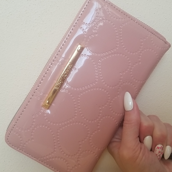 Betsey Johnson Blush Hearts Wallet with Removable Wristlet/Wallet Strap. - Picture 2 of 10